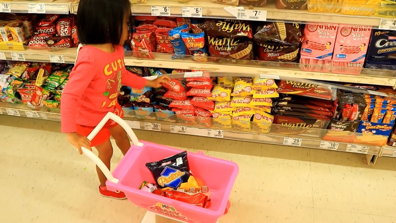 Baby Doing Grocery Shopping at Supermarket with Toy Shopping Cart - Donna The Explorer