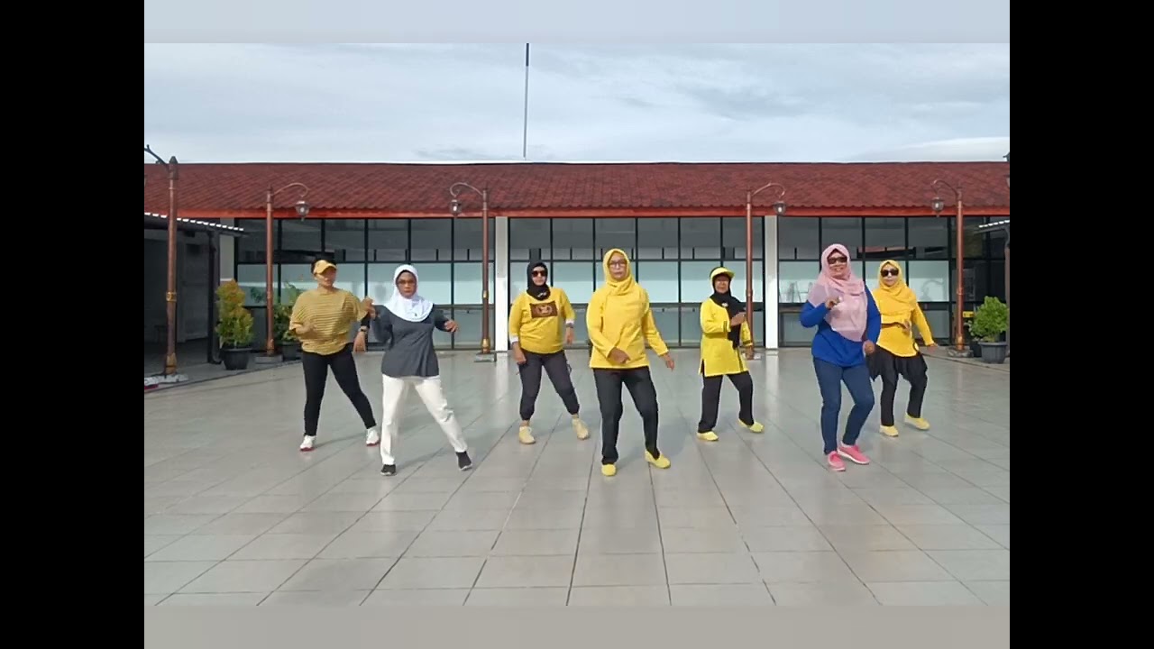 Mambo Italiano \\ Line dance \\ Choreo: Muhammad Yani (INA) \\ demo ThabitA