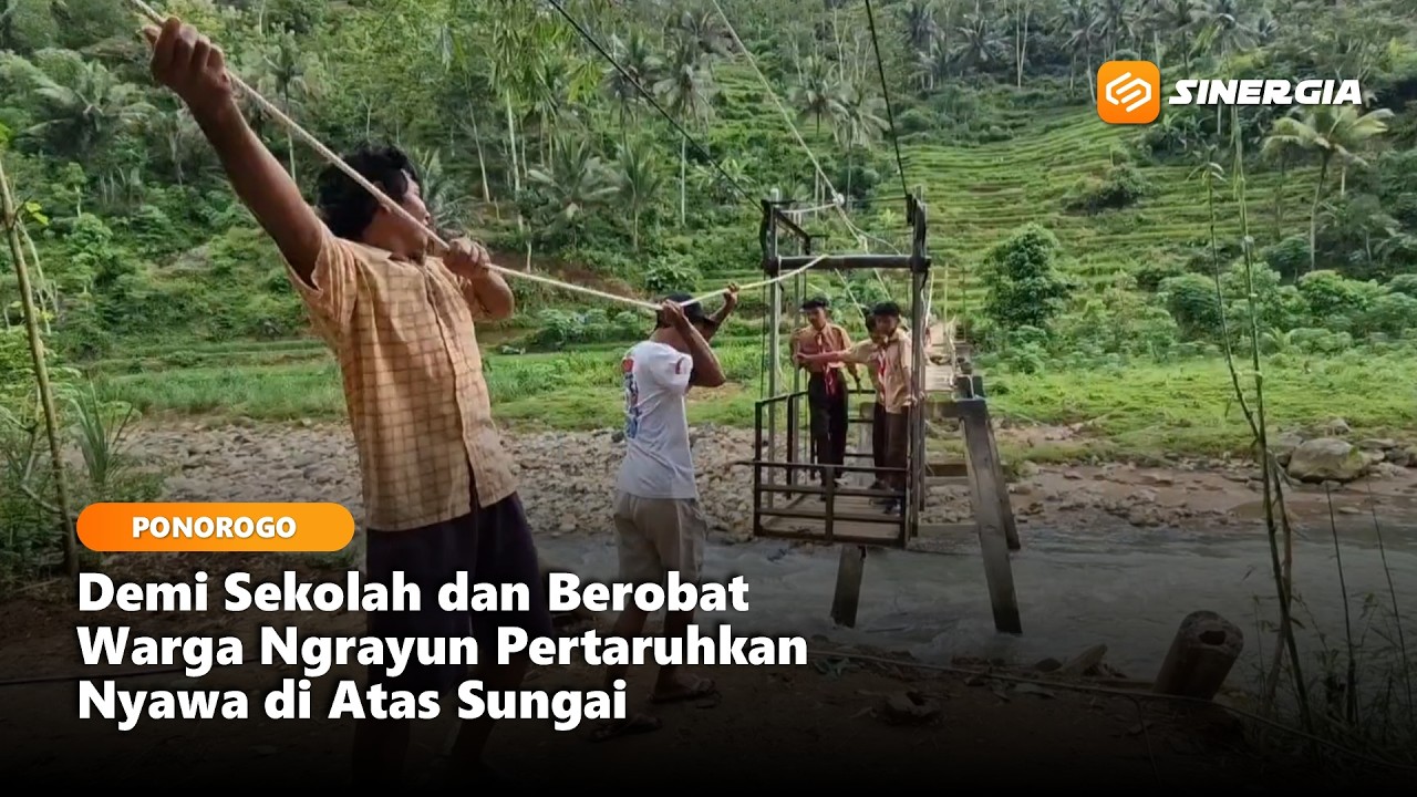 PONOROGO - Jembatan Putus‼ Warga Bertaruh Nyawa Seberangi Sungai Pakai Kereta Gantung