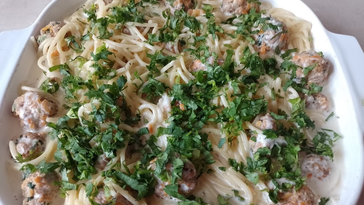 ALBÓNDIGAS EN ESPAGUETI CON SALSA BLANCA