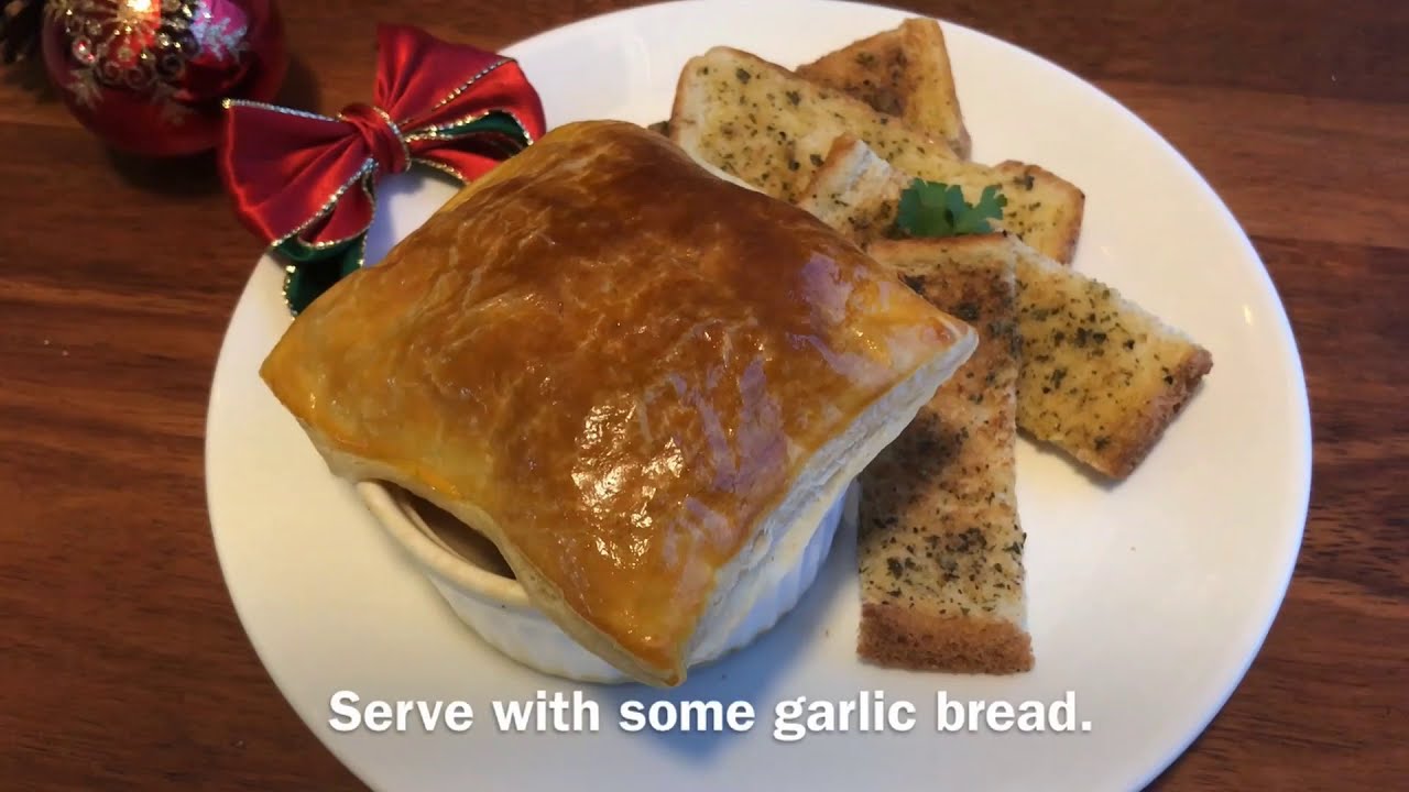 Mushroom Soup with Puff Pastry Crust (Mushroom Soup en Cro&ucirc;te) 奶油蘑菇汤 | Purru Cooks