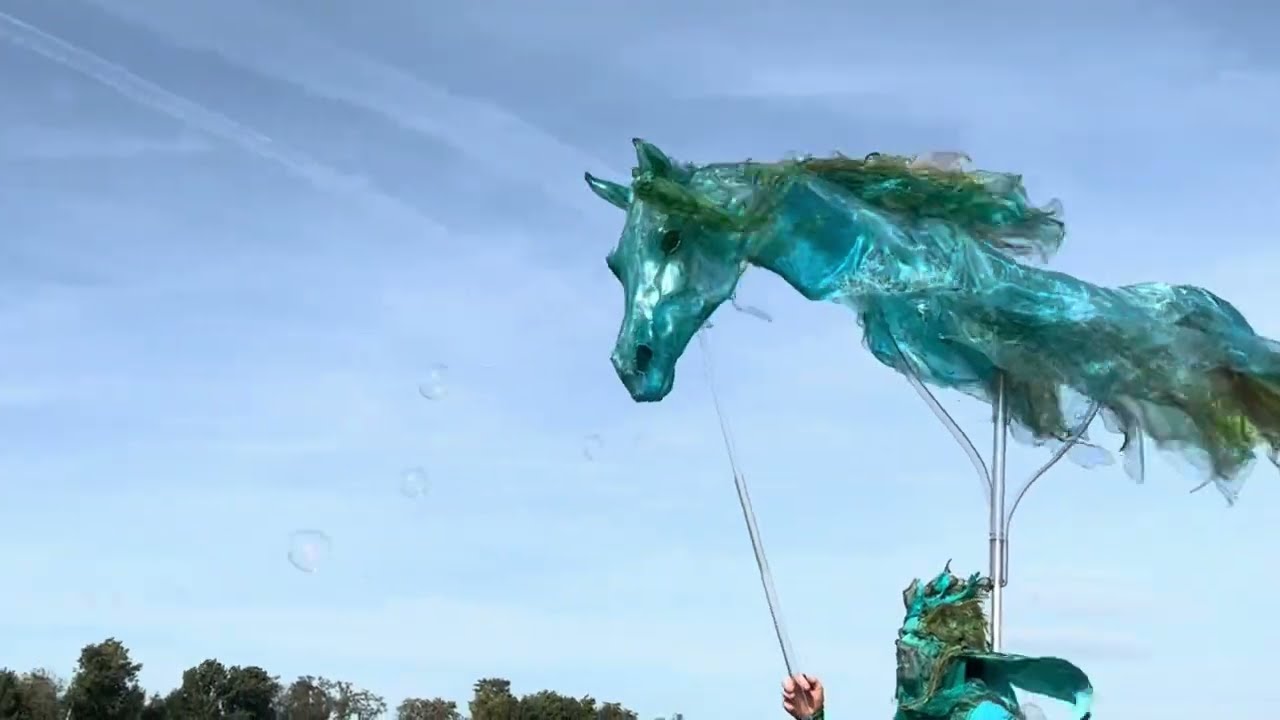 PANTAO Seifenblasen Walkact mit Wasserpferd und Meerkatze