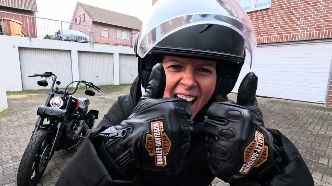Saisonstart mit der Vespa und der Harley #harleydavidson #vespa #streetbob #bikergirl