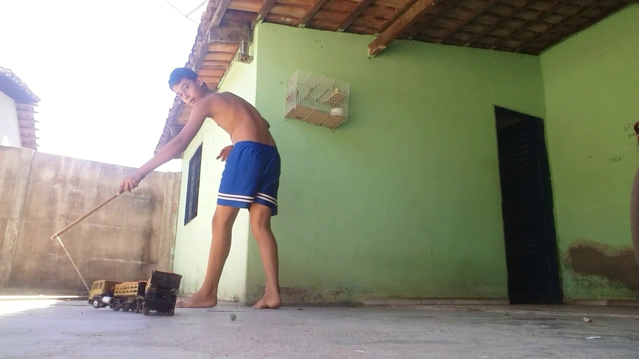 Dando quebra de asa monstra no caminhão de brinquedo