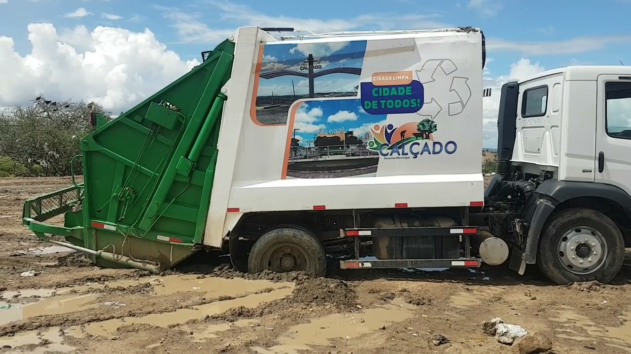 caminhao do lixo atolado  || caminhão atolado na lama