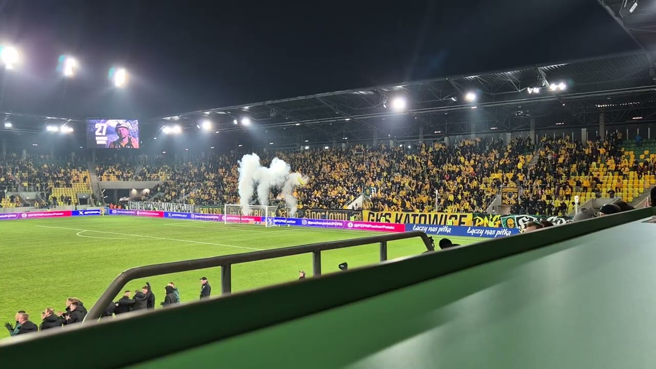 Kibice GKS Katowice podczas rzut&oacute;w karnych w ćwierćfinale Pucharu Polski z Widzewem Ł&oacute;dź (3.03.2026)