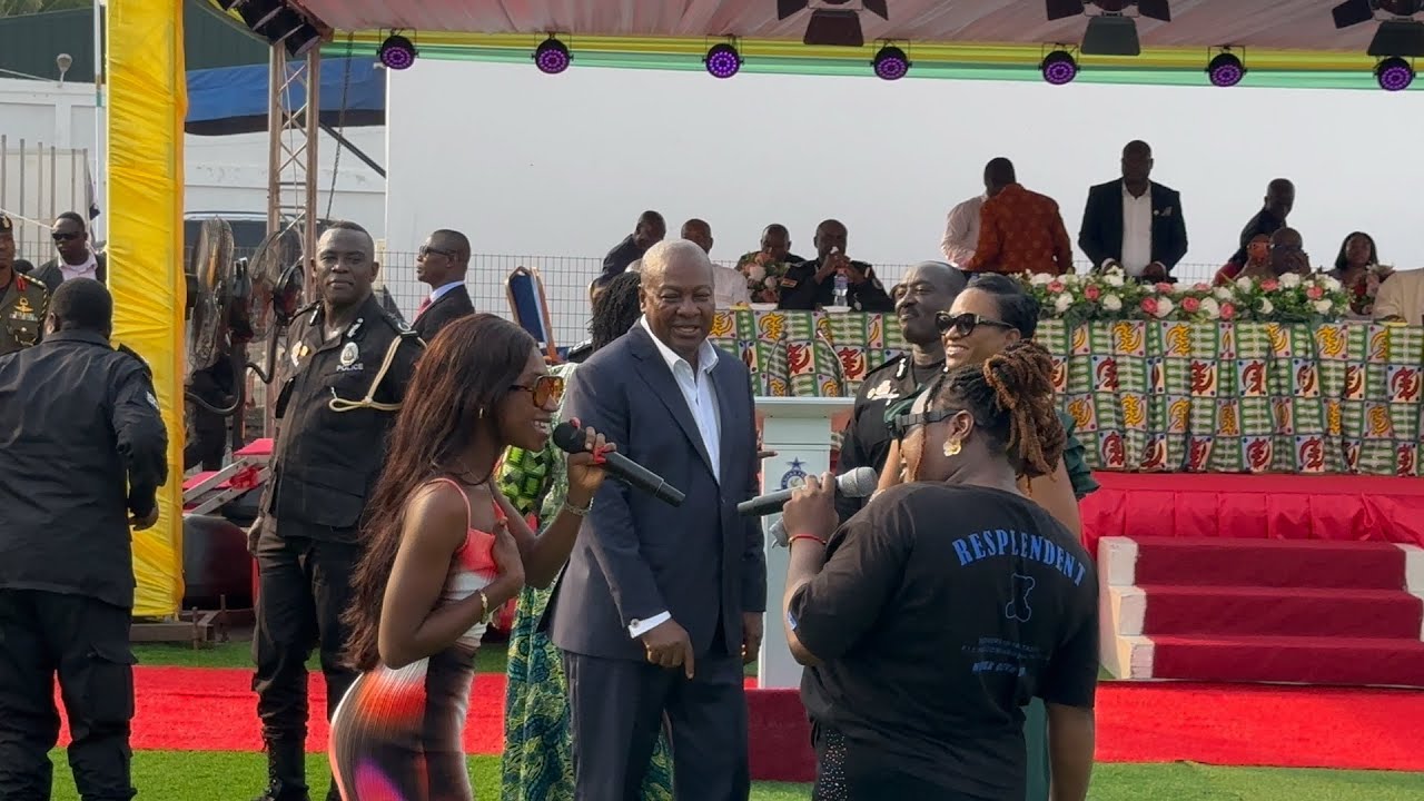 Президент Джон Махама шокировал всех неожиданными танцевальными движениями на ужине для полицейских.