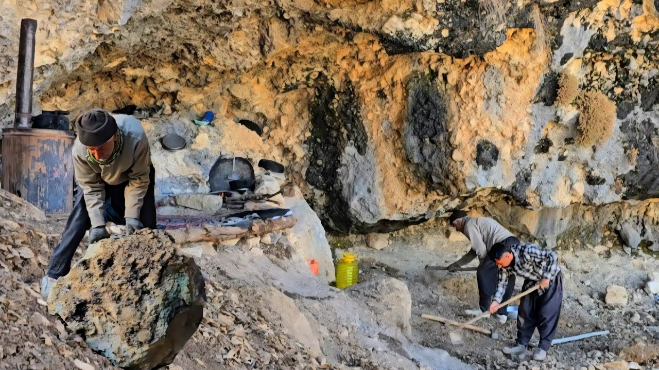 Living as Nomads in a Mountain Cave | Rebuilding and Surviving in the Wild