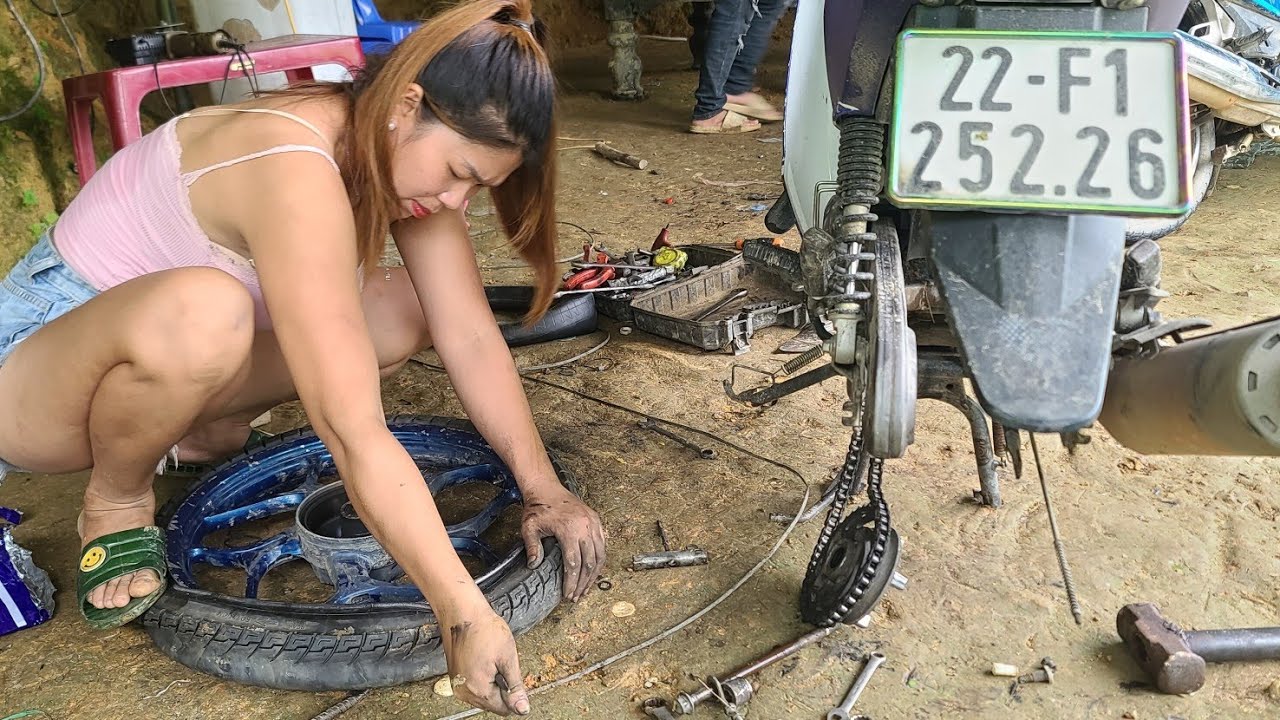 Genius repair girl: the motorbike has a flat tire. remove the chain link