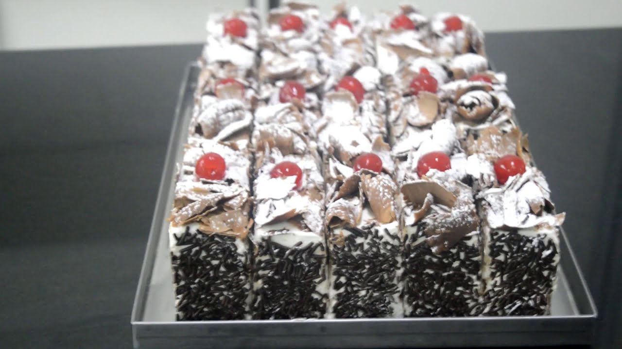BOLO EM PEDAÇO OU FATIA FLORESTA NEGRA O DOCE MAIS VENDIDO EM CONFEITARIA