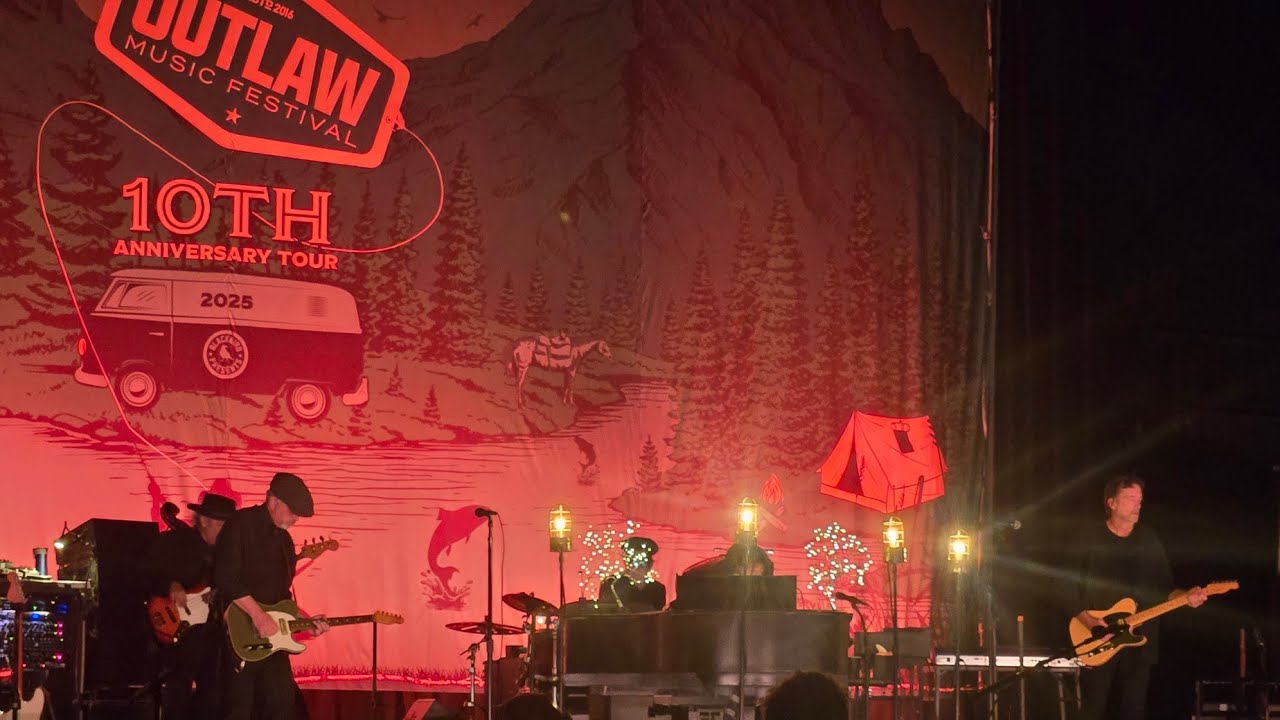 Bob Dylan Alpine Valley East Troy WI 9-19-25 Outlaw Festival 