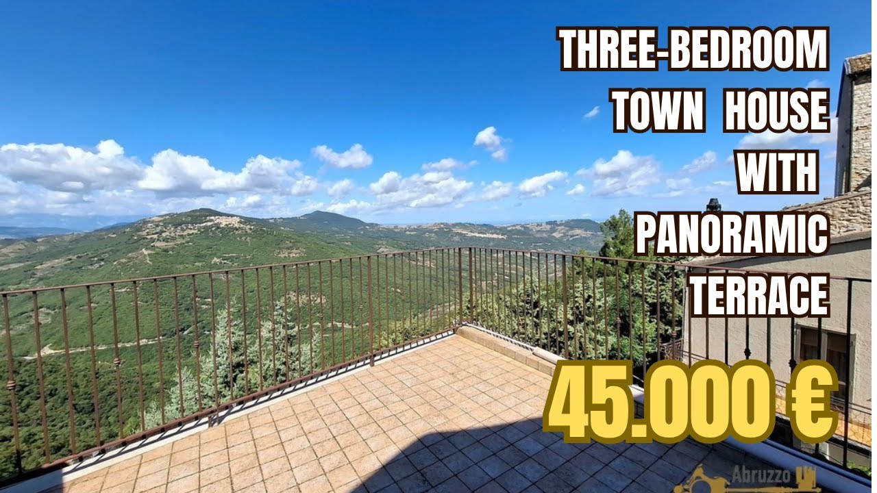 Three-bedroom town house with panoramic terrace. Near the coast. Palmoli