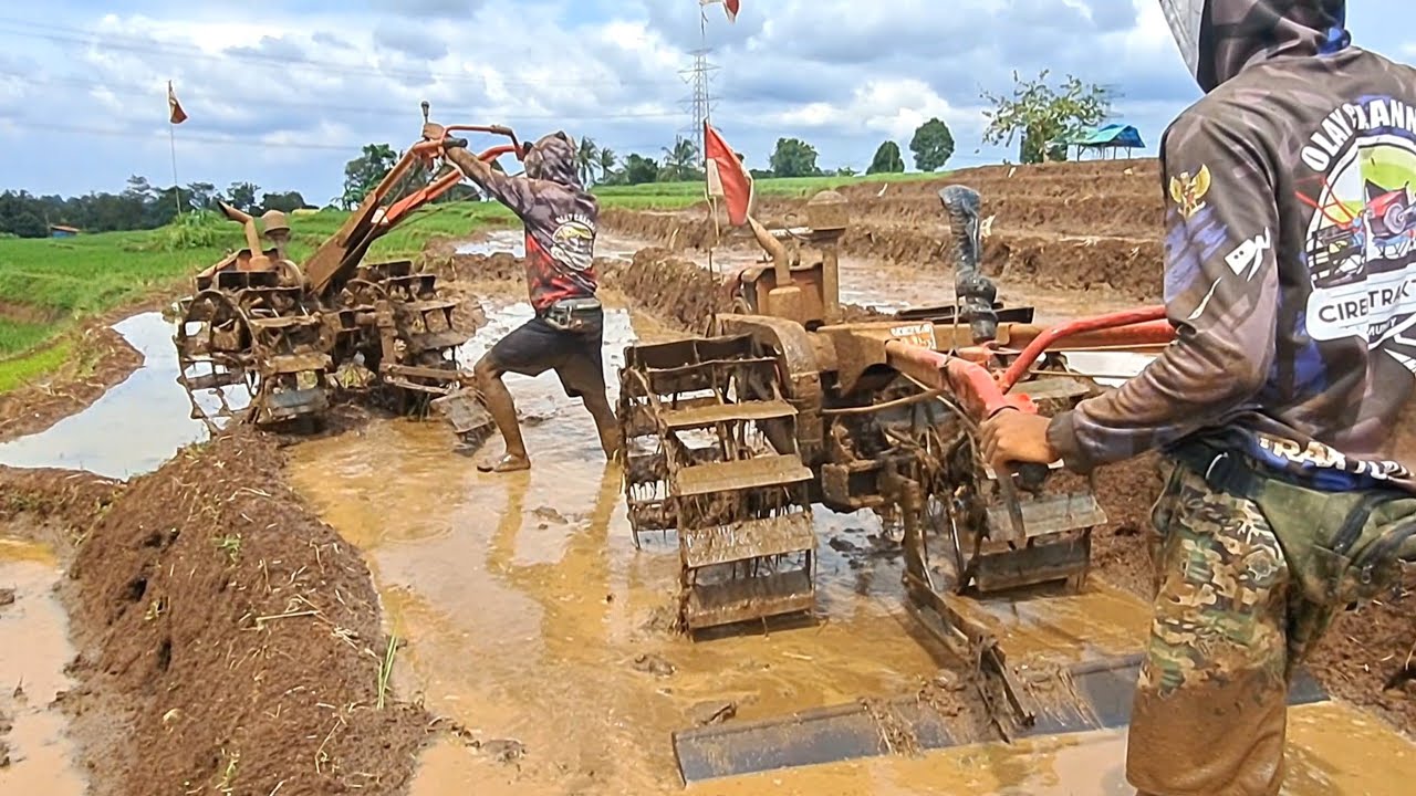 Maaf pak tani galengannya rusak...!!! Dua traktor sawah menggarap di petak kecil & sempit