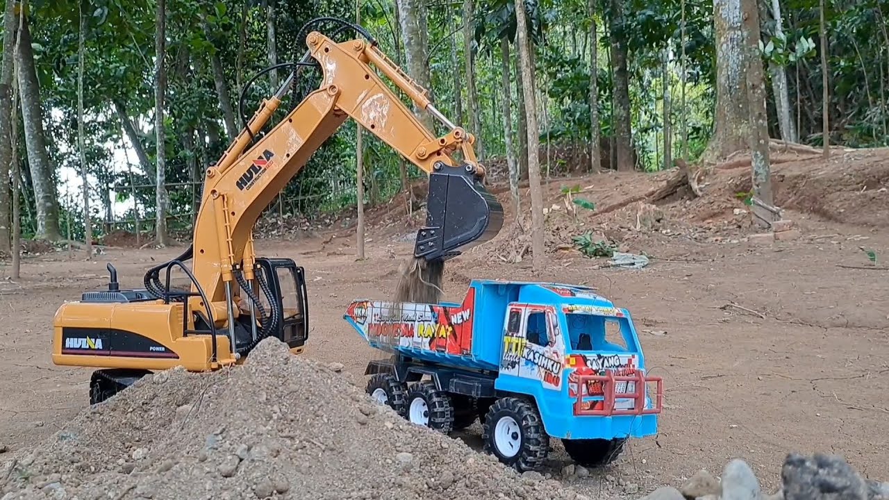 Huina RC Excavator Loading Soil Into Indonesia Raya Blue Dump Truck
