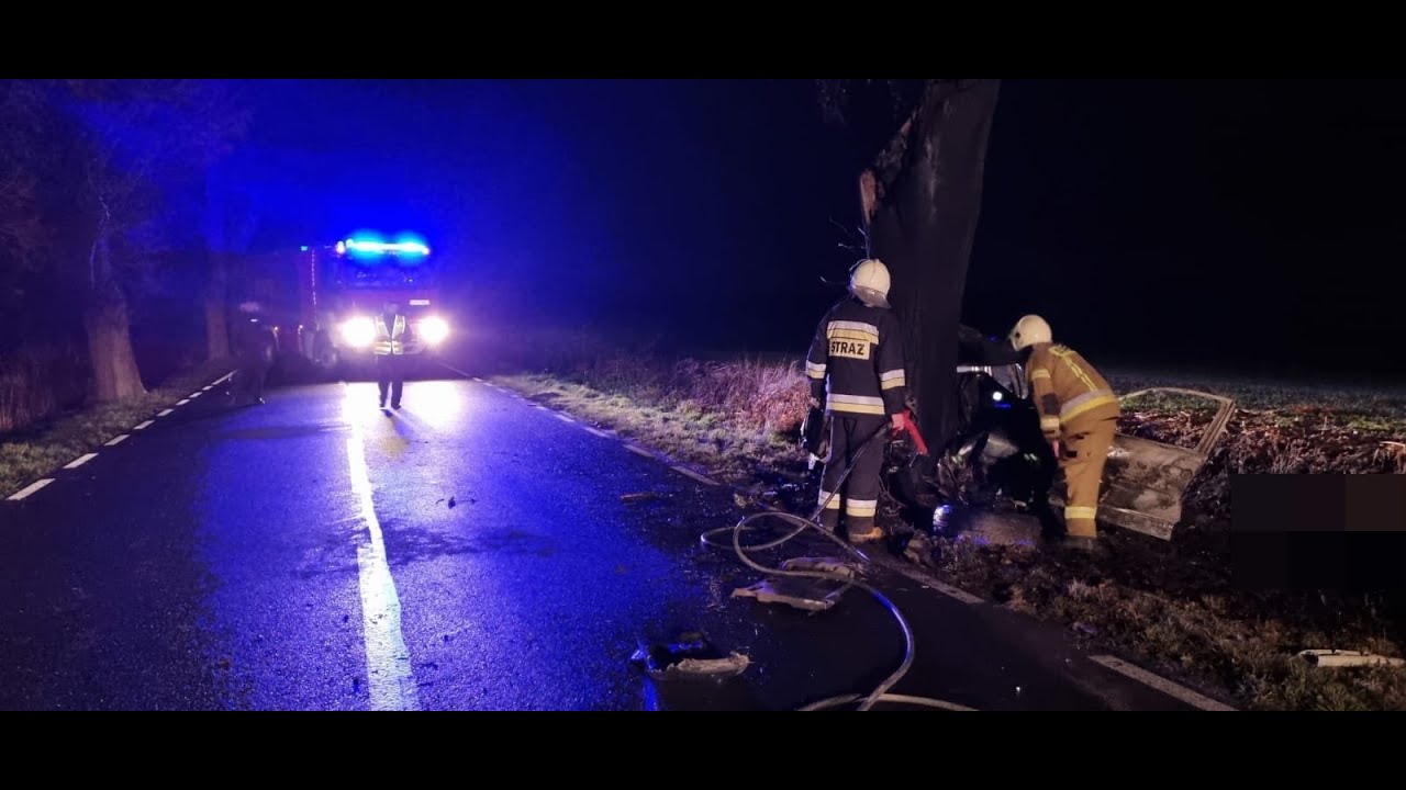 Samochód uderzył w drzewo i stanął w płomieniach. 35-letni kierowca poniósł śmierć na miejscu.