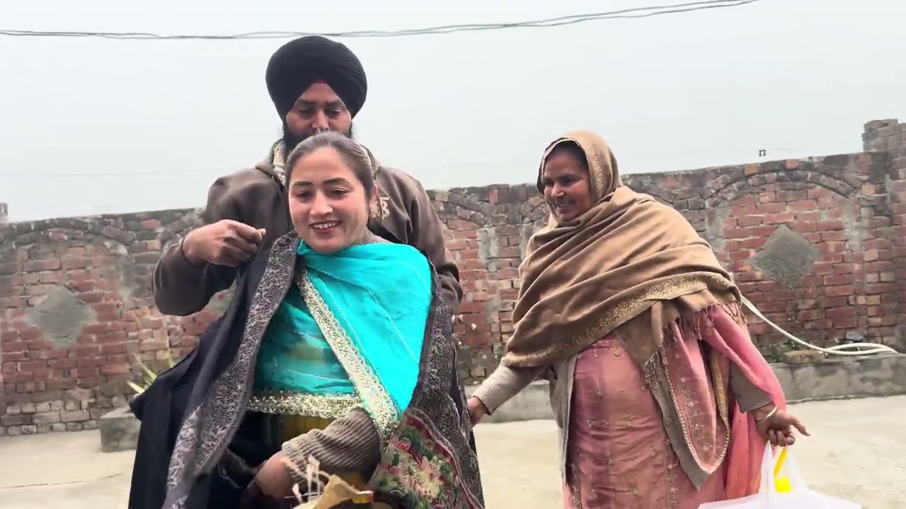 Mummy G Gye Apni Nanan Te Bhatiji Lyi Lohri Le K