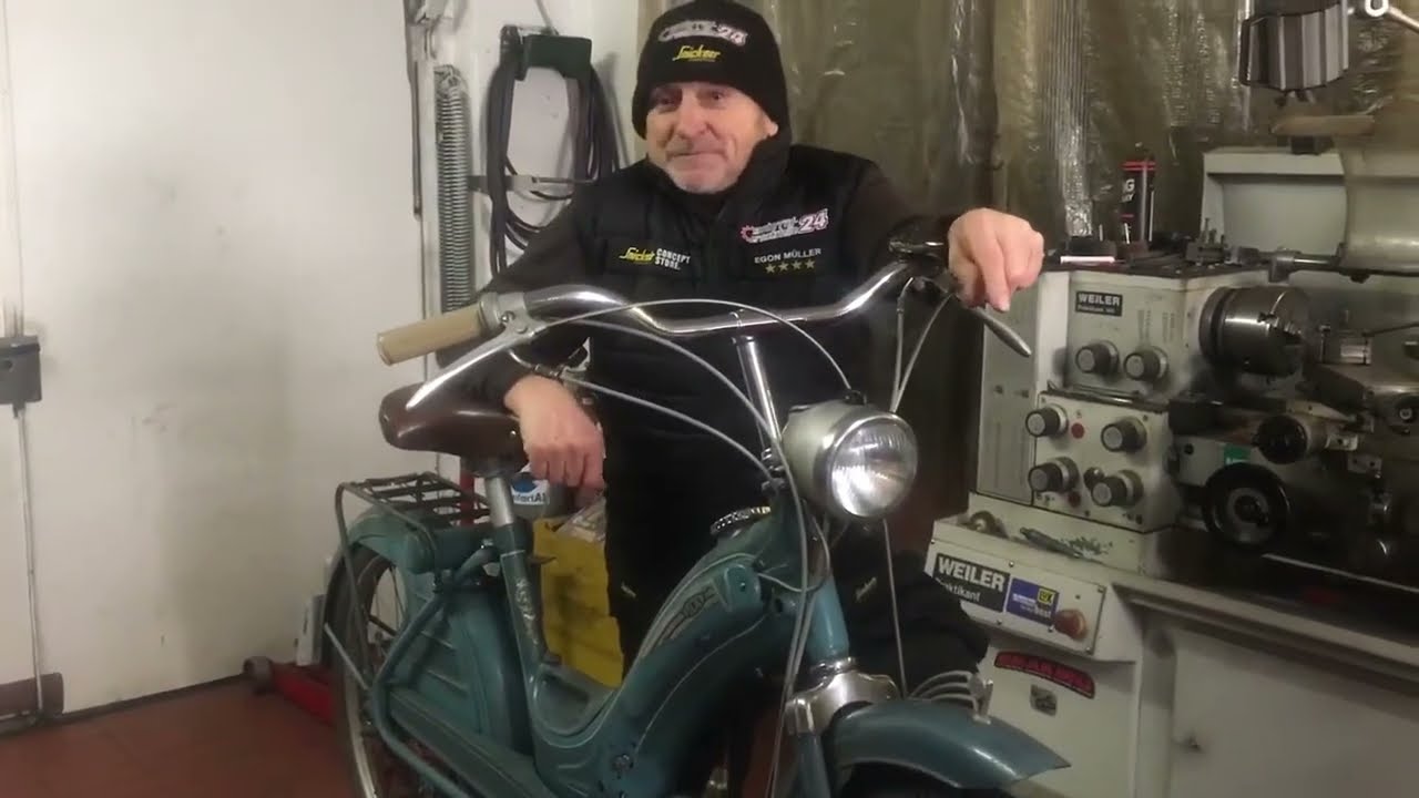 Egon Müller bastelt am Moped