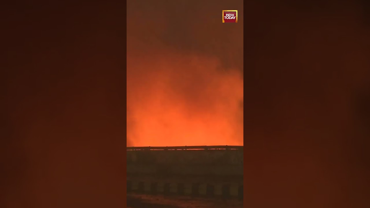 Breaking: Massive Fire at NDMC Godown Safdarjung, Delhi | #Shorts
