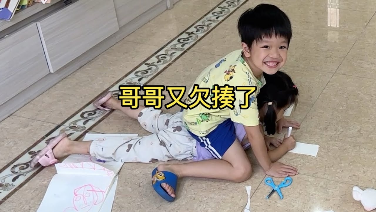 哥哥悄悄做坏事时，脸上的笑容真鸡贼，哈哈哈哈