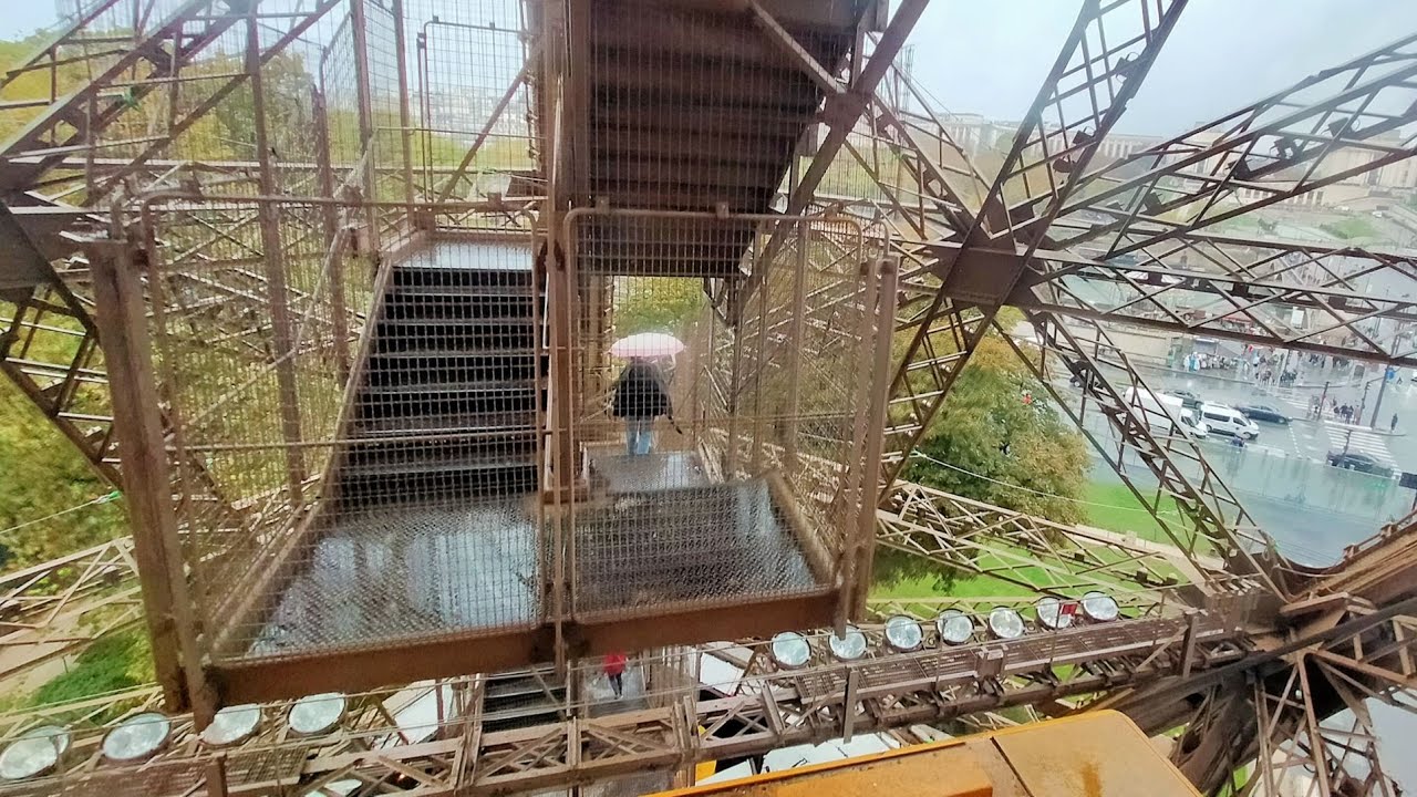 【フランス】エッフェル塔を斜めに上るエレベーター（パリ）La tour Eiffel （Eiffel Tower in Paris, FRANCE）