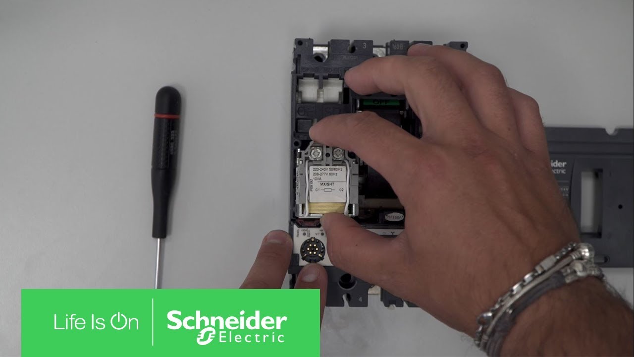 Come inserire la bobina di sgancio nei Compact NSX | Schneider Electric Italia