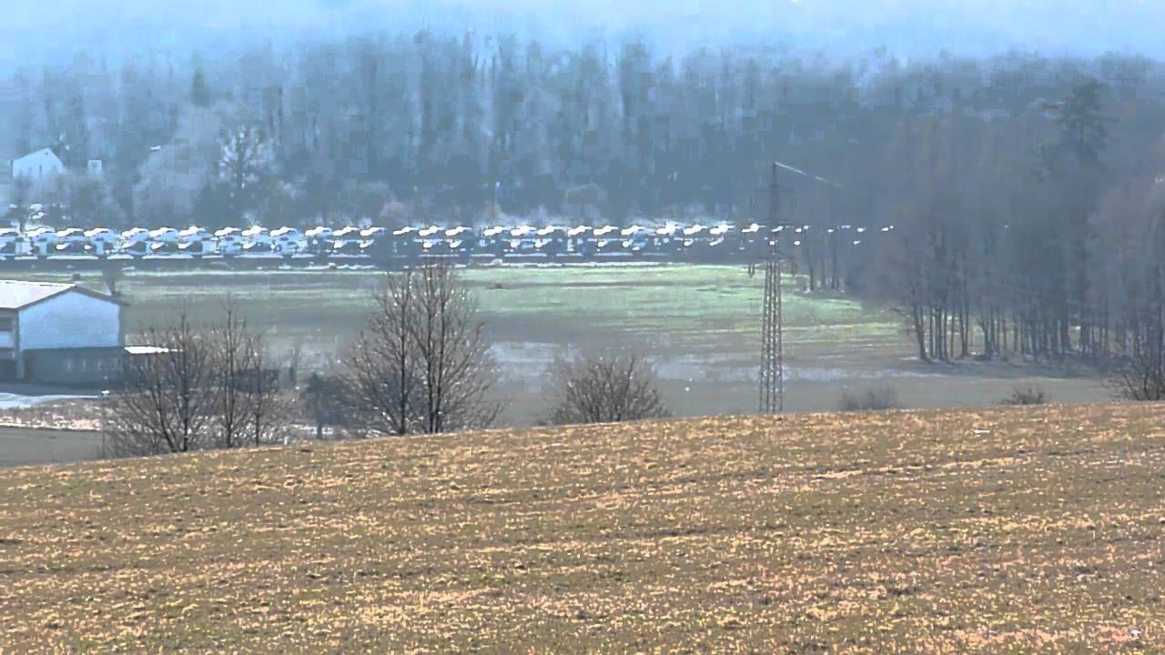 Průjezd vlaku s vozy HYUNDAI přes obec Dobr&aacute; u Fr&yacute;dku-M&iacute;stku