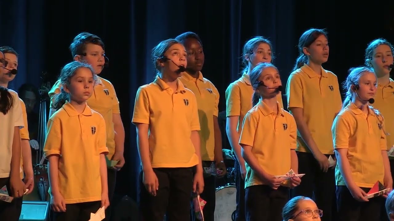 Bateau d'amour (Charles Trenet) par les Petits Chanteurs de Trois-Rivières (Marc Henric)