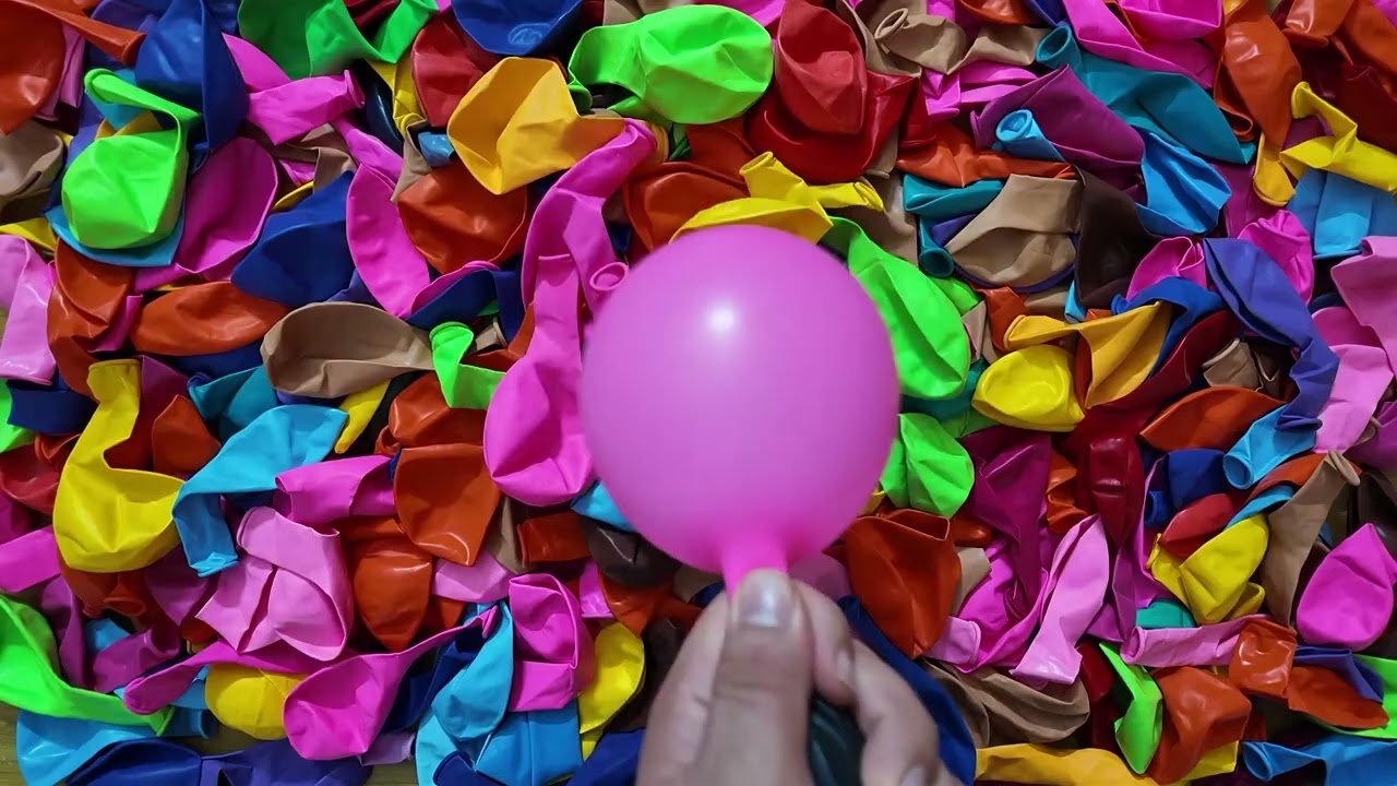 Playing with balloons and Balloon bursting #balloon #satisfying