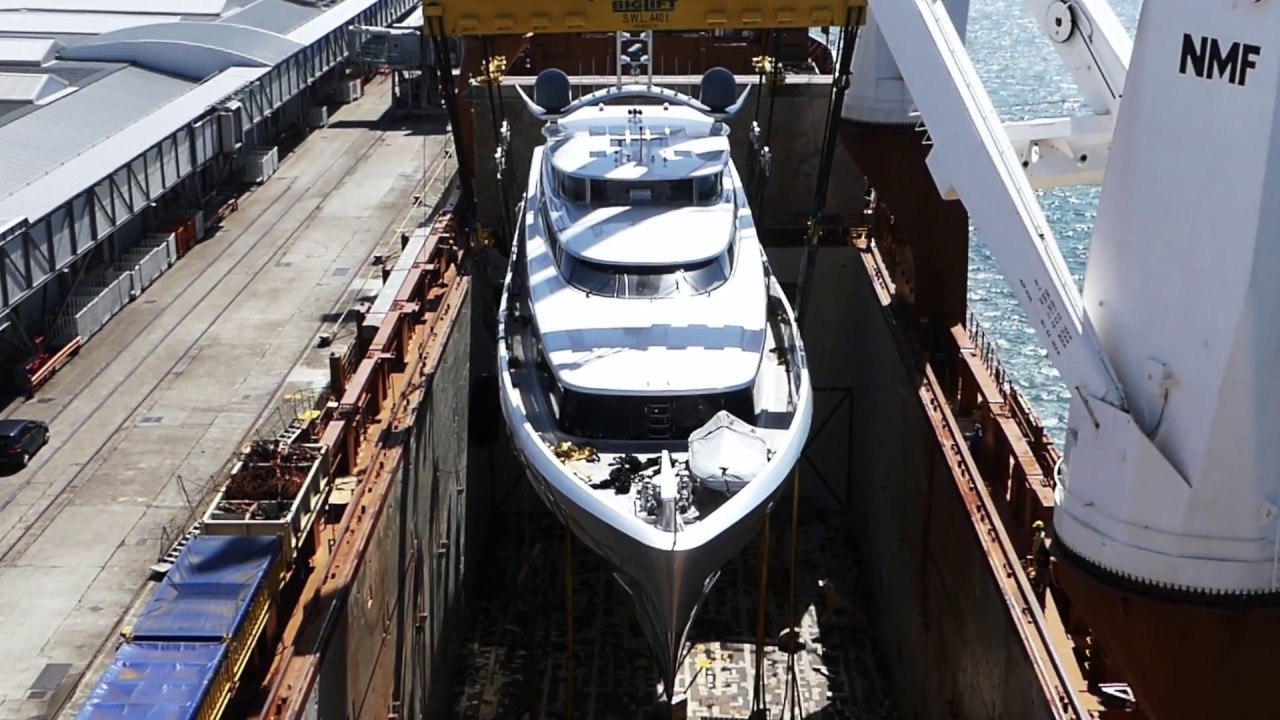 Loading the 46m superyacht Lady May onto MV Happy Delta