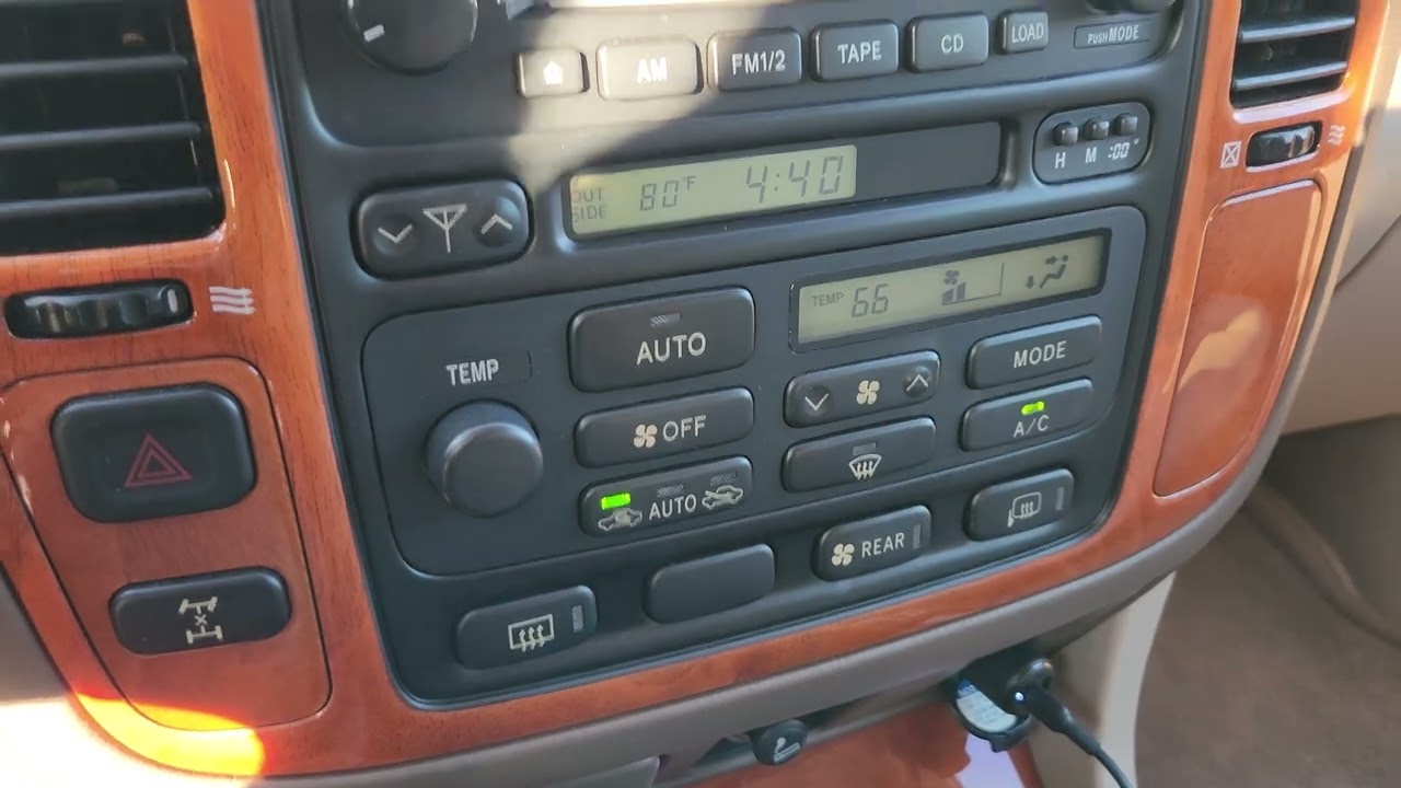 Видео с демонстрацией функций Lexus LX470 1999 года выпуска.