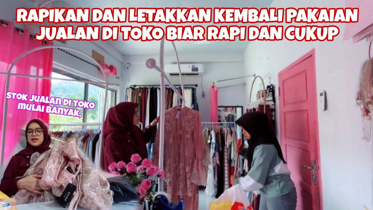 ATUR JUALAN DI TOKO, SEBELUM BANYAK PEMBELI YANG DATANG BELANJA MENJELANG LEBARAN 