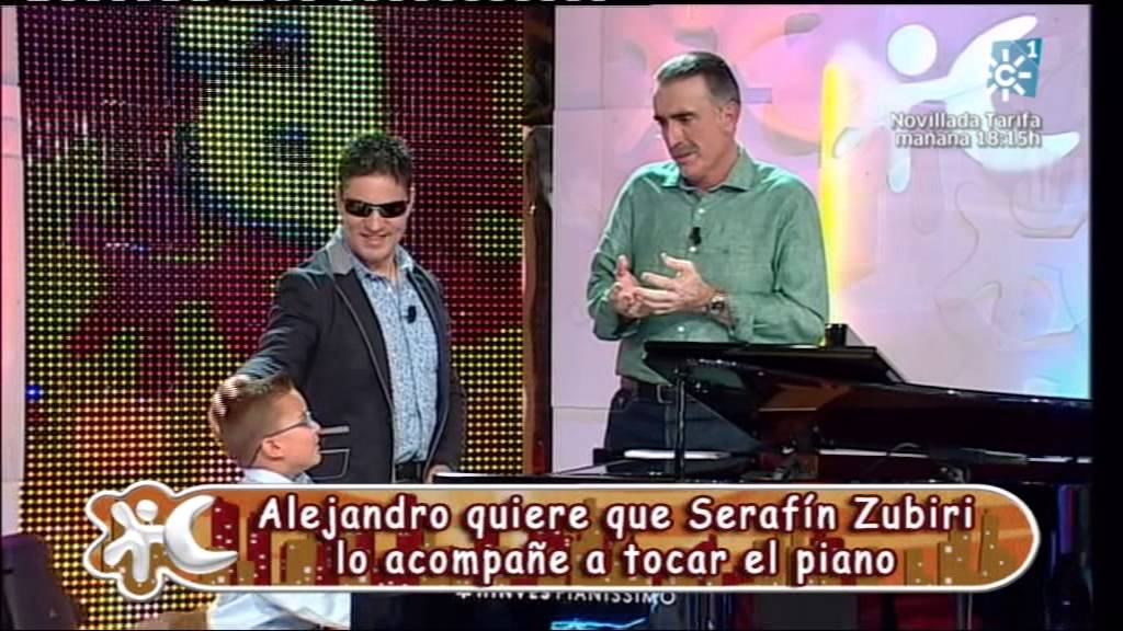 ALEJANDRO CANTANDO A SERAFIN ZUBIRI Y A CRON , Y TOCANDO EL PIANO