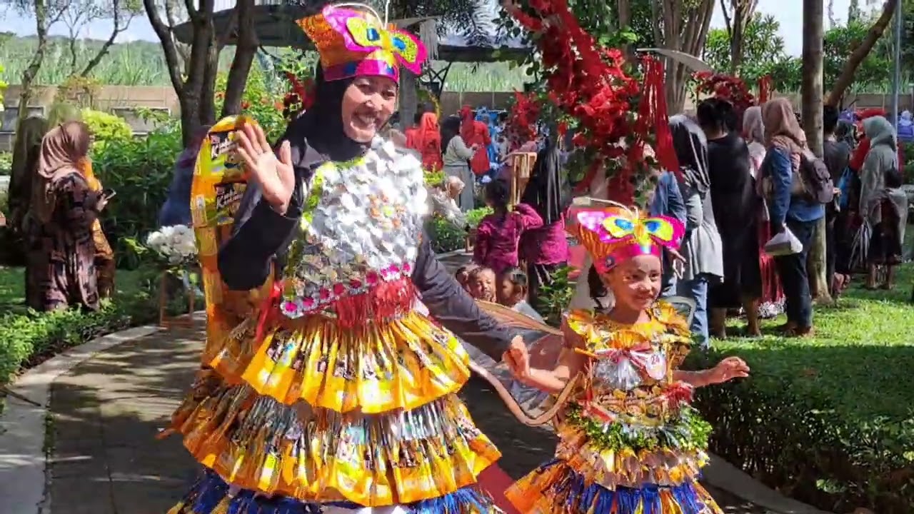 Fashion show busana daur ulang kreativitas mamamia himpaudi kota kediri