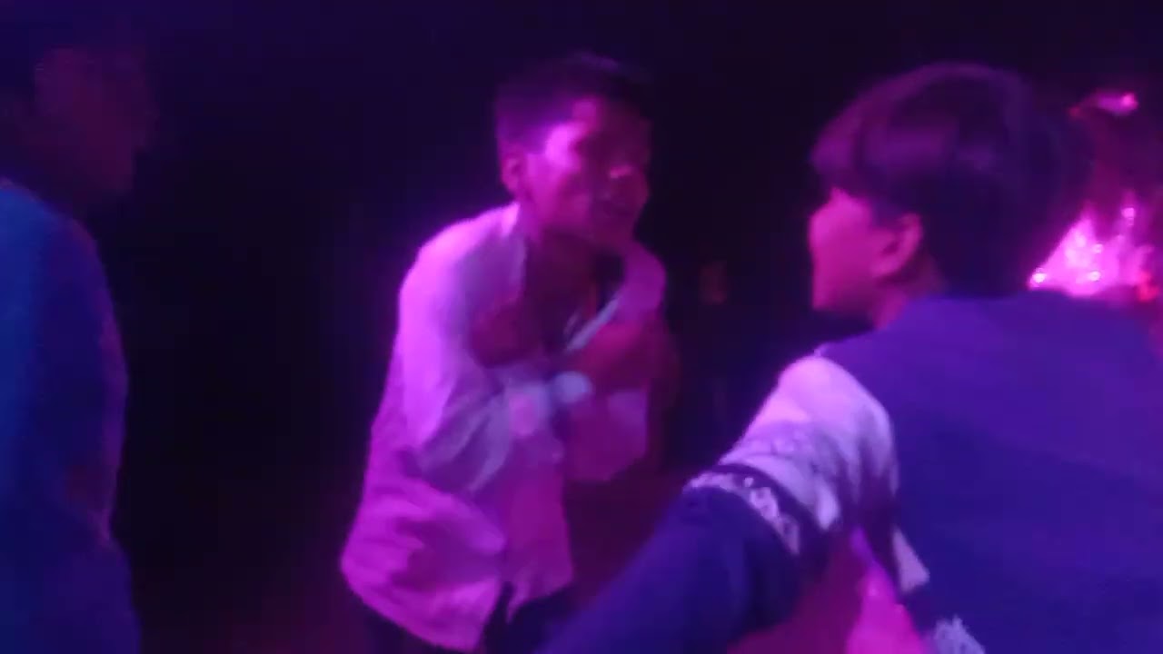 Ek baccha ka dance dijiye