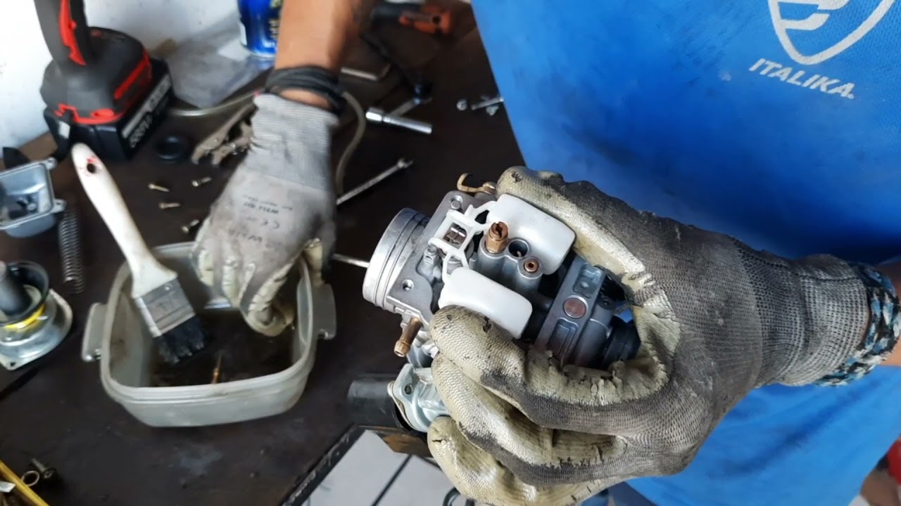 haciendo servicio a motoneta Vento Atom 150
