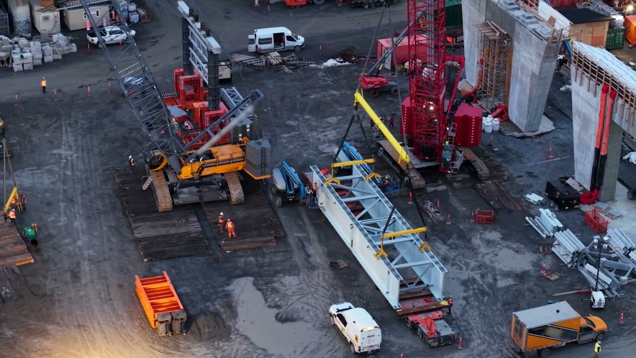 Mise en place des premières poutres du nouveau pont de l’Île-aux-Tourtes