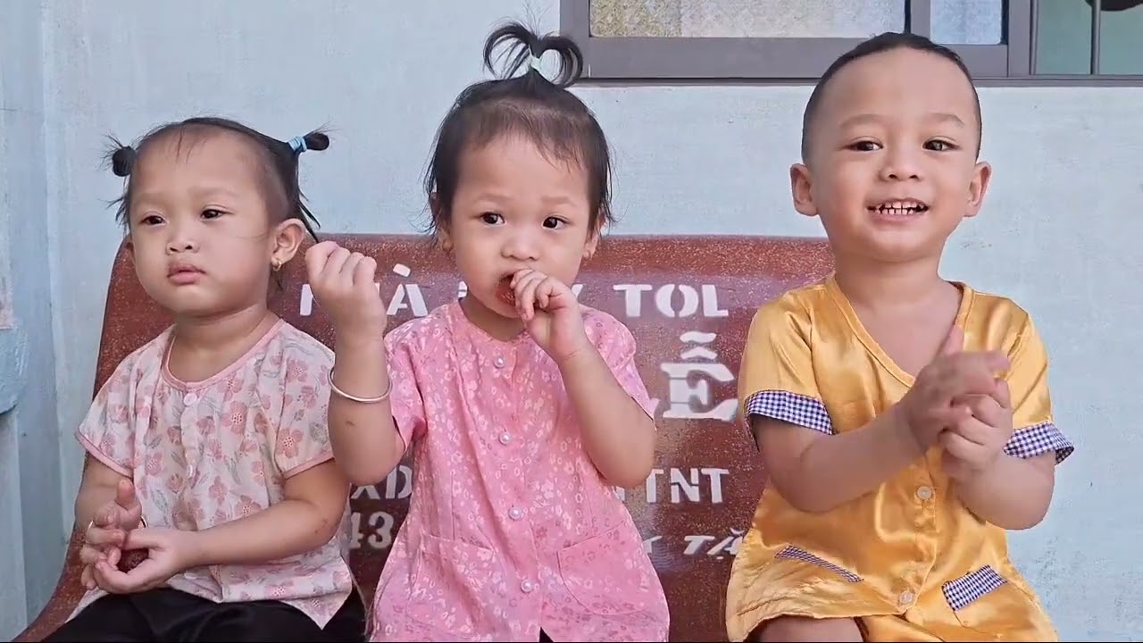 Ba chị em sinh ba cùng nhau ăn mứt tết vui vẻ 