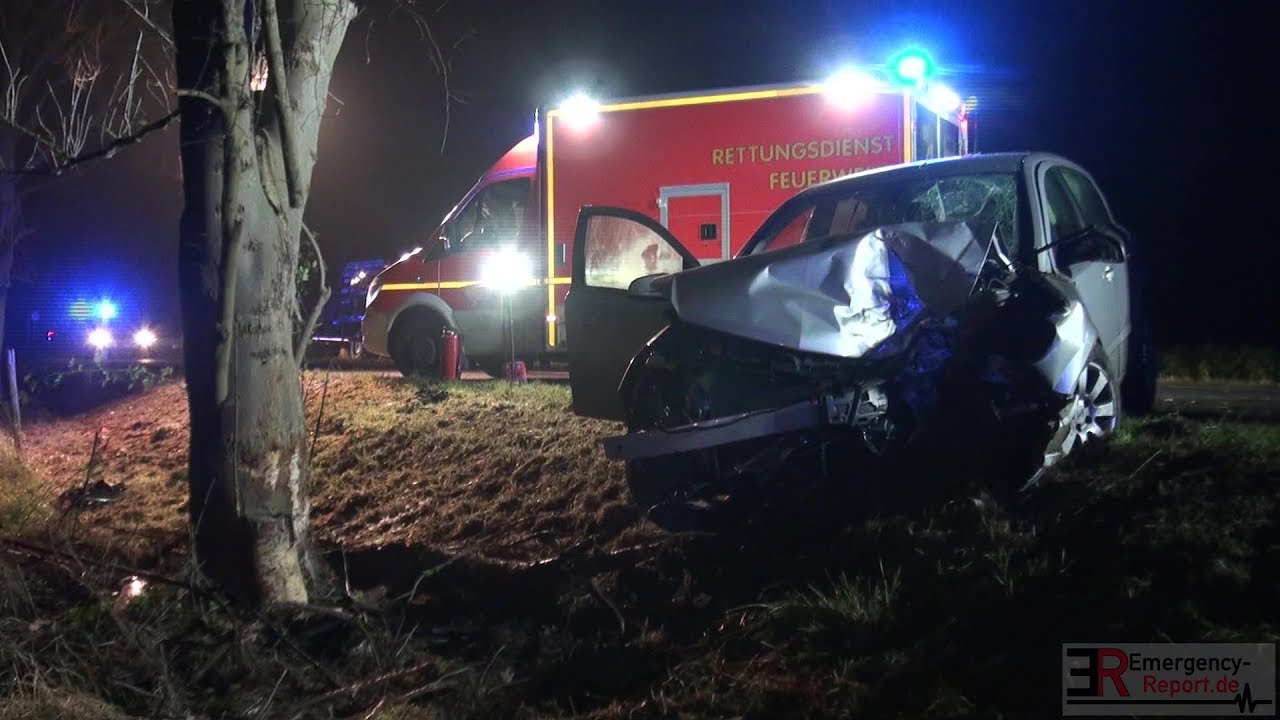 [SCHWERER UNFALL IN DORMAGEN] - Auto schleuderte frontal vor Baum | Zwei Personen schwer verletzt -