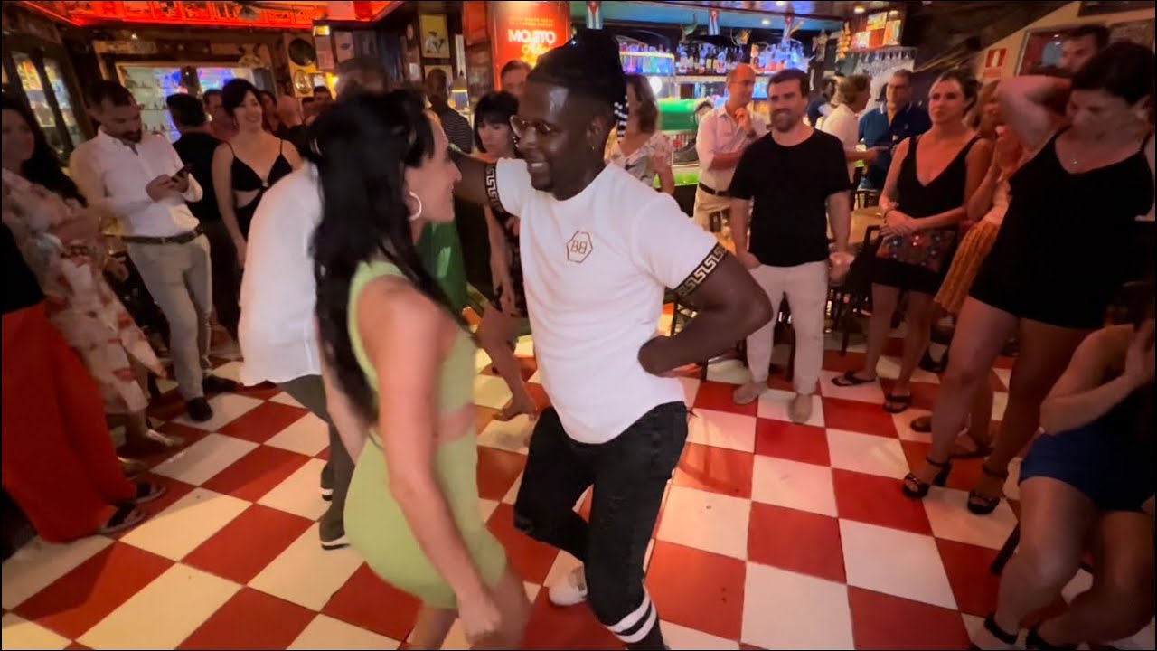 FRANCESA BAILANDO SALSA CUBANA 🔥 en la negra tomasa madrid