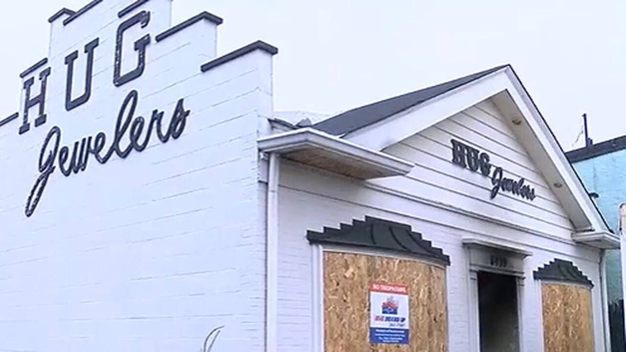 Local jewelry store resumes business weeks after fire destroys building