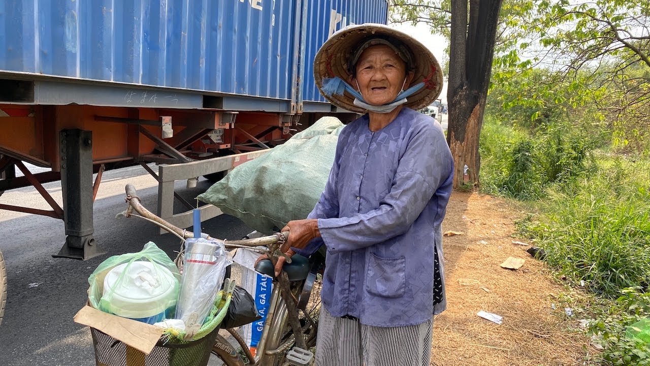 Bà nội 73 tuổi dựng tôn sống trong nghĩa địa nhặt ve chai nuôi cháu khuyết tật