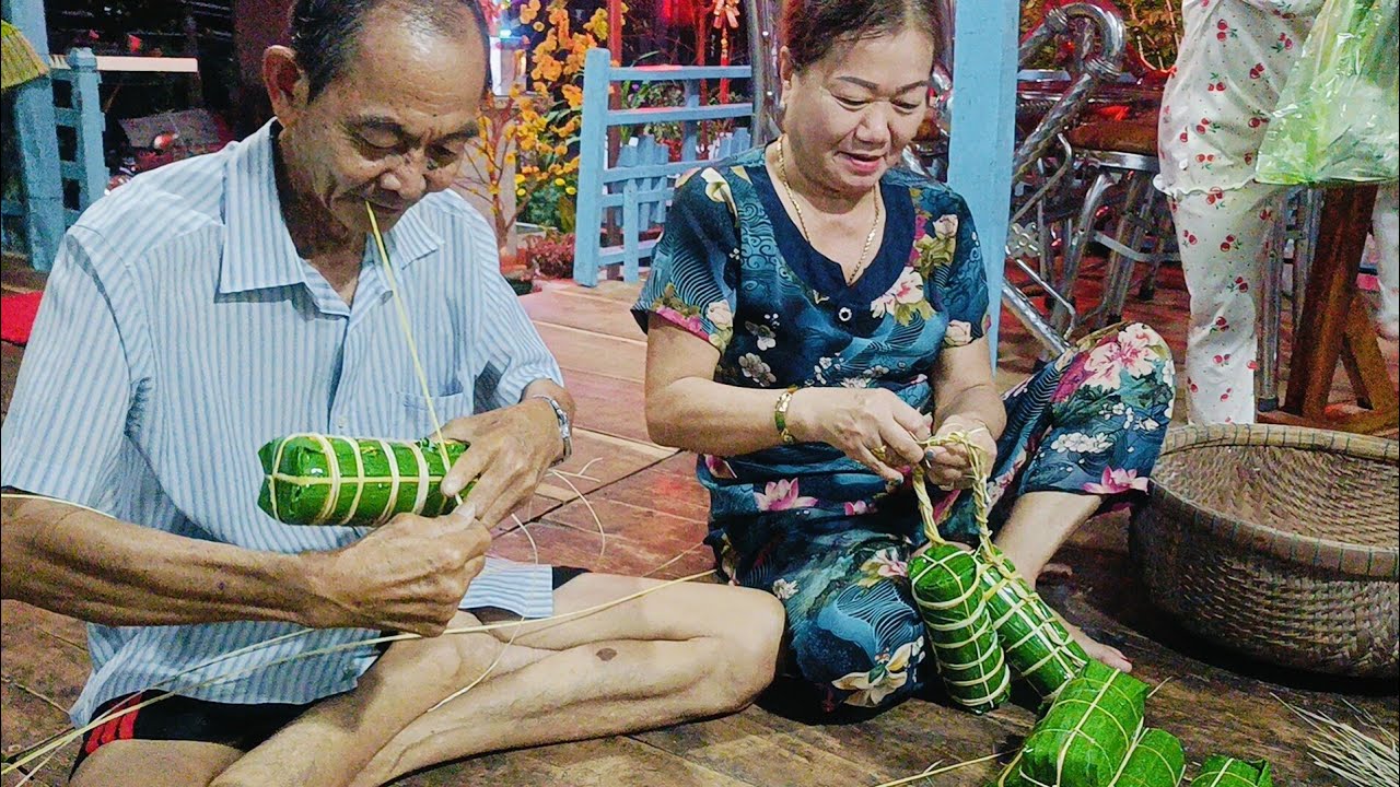 Quá vui! Cả nhà quây quần gói bánh tét trang trí tiểu cảnh!