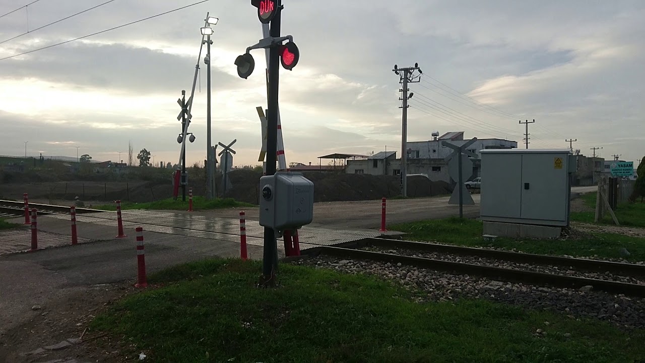 Turkiyede hemzemin geçit Elazığ Adana Treni; turkey grade crossings.