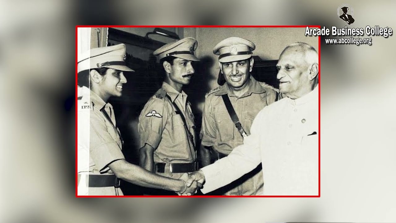 भारत की पहली महिला IPS अधिकारी Dr. Kiran Bedi का सफर लाखों युवाओं के लिए प्रेरणास्रोत है।