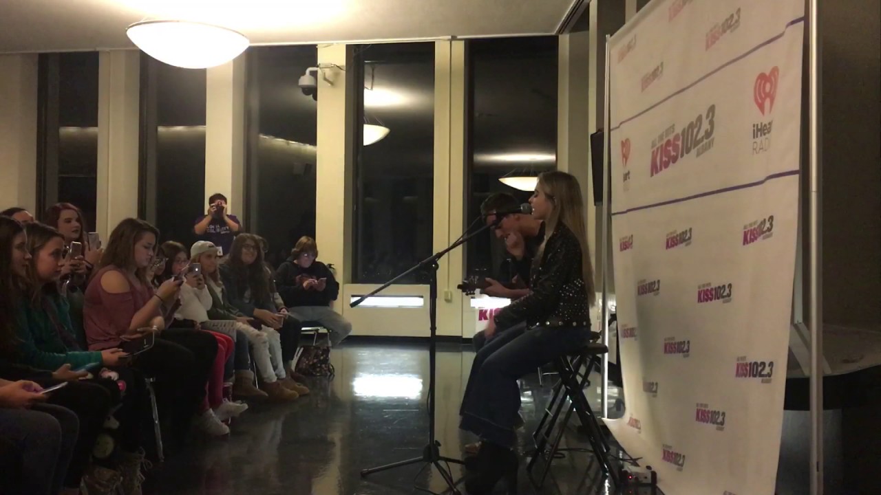 Sabrina Carpenter covers Bruno Mars 