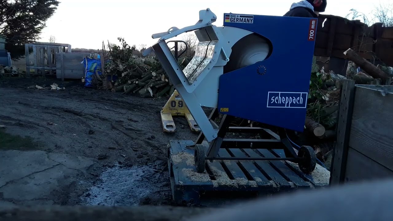 Cutting logs with the Scheppach HS720 Log saw