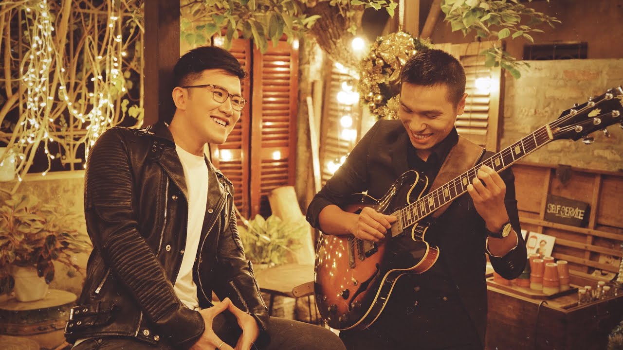 Hoang Phuong (The Debut) - It's Beginning To Look a Lot Like Christmas