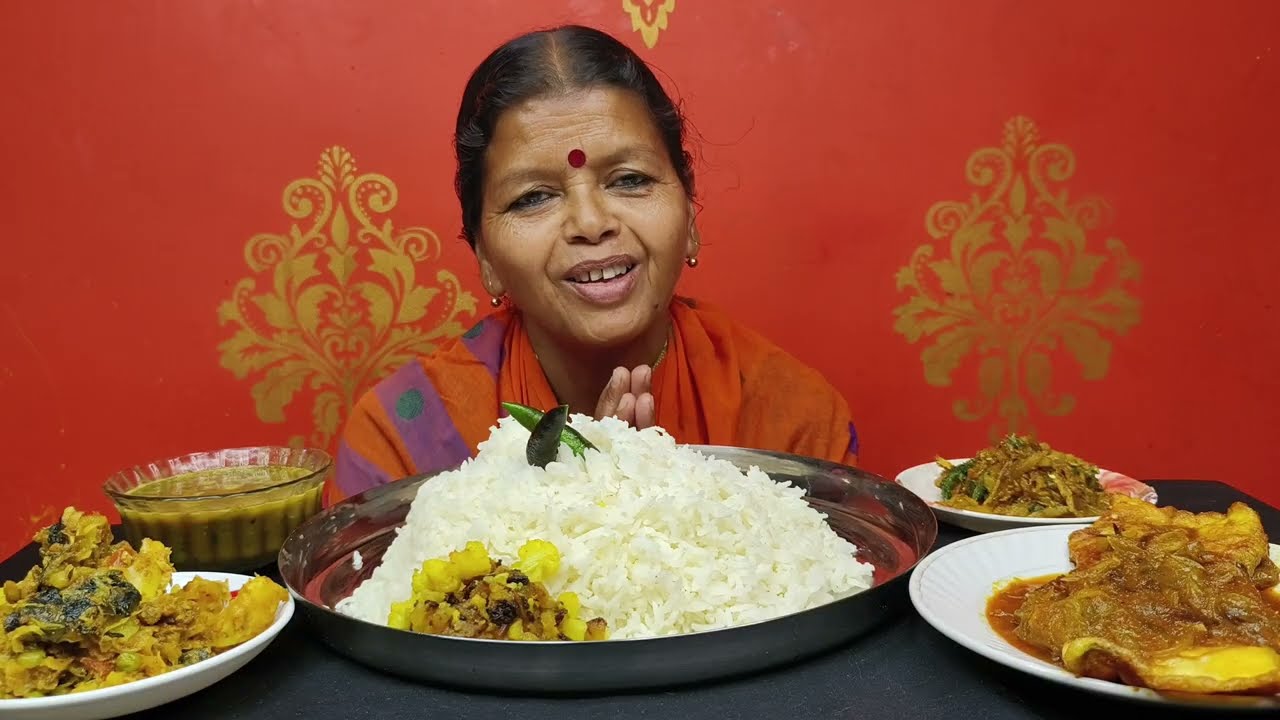 EATING SIMPLE LUNCH MENU,RICE WITH CHUNO MACHER JHAL,DAL,BADHAKOPI,OMLET CURRY,BIGBITES।।