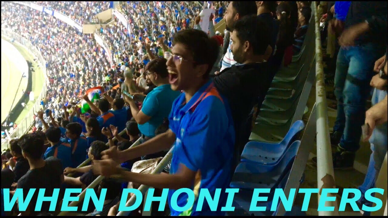 Crowd goes Crazy When MS Dhoni Comes out for Batting