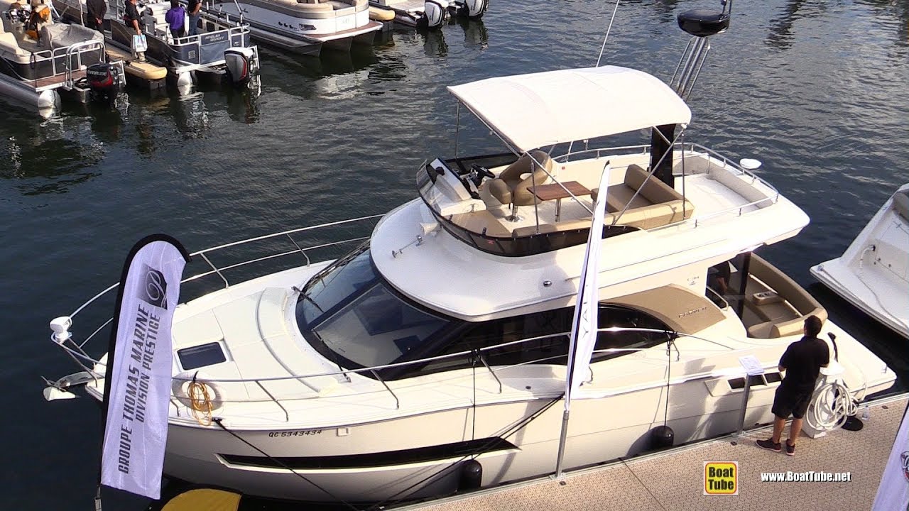 2017 Carver C34 Yacht - Walkaround - 2017 Montreal In Water Boat Show